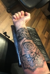 梵花纹身 男生手臂上玫瑰纹身图片