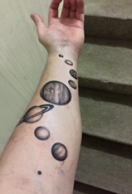 纹身黑色 男生手臂上黑色的星球纹身图片