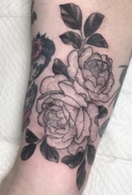 小清新植物纹身 男生小腿上黑色的花朵纹身图片