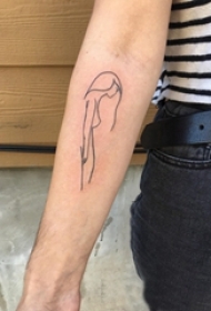 极简线条纹身 男生手臂上黑色的人物纹身图片
