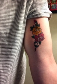 文艺花朵纹身 女生手臂上彩色纹身花朵纹身图片
