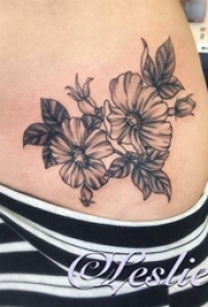 腹部纹身 女生腹部黑色的花朵纹身图片
