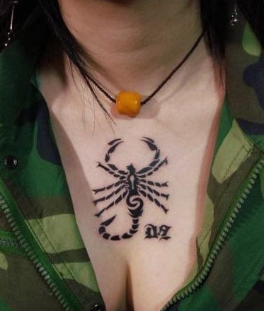 点击大图看下一张：前卫天蝎胸部纹身