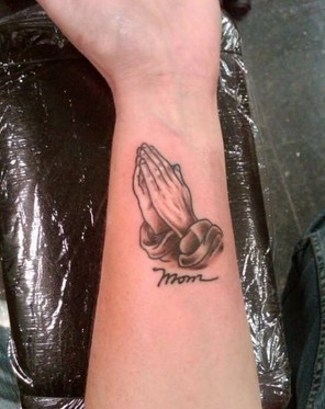 点击大图看下一张：祈祷之手手臂纹身