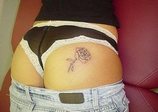 点击大图看下一张：性感玫瑰臀部纹身