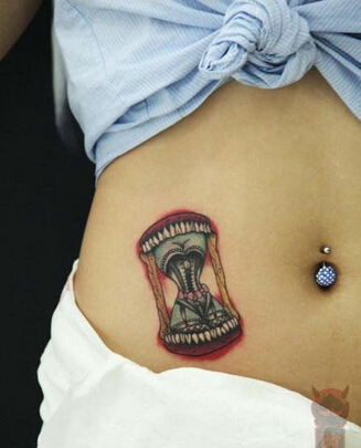 点击大图看下一张:创意沙漏腹部纹身