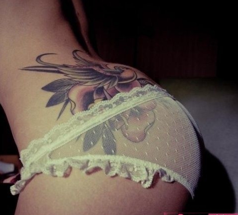 点击大图看下一张：艺术花语臀部纹身