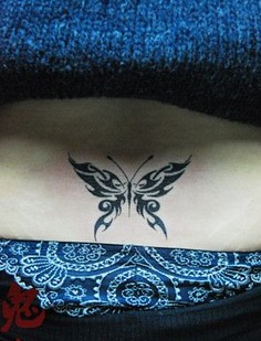 点击大图看下一张：时尚蝴蝶腰部纹身