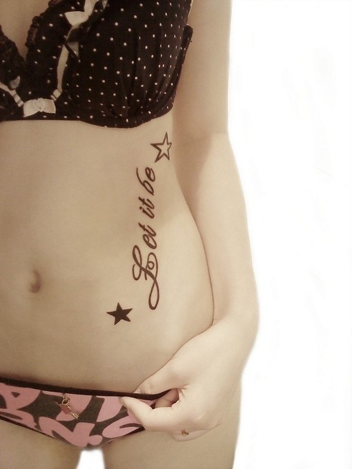 点击大图看下一张：美女腹部创意英文纹身图案