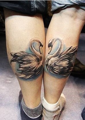 点击大图看下一张：情侣创意腿部纹身