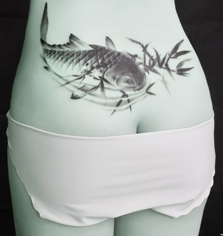 点击大图看下一张：水墨鲤鱼臀部纹身