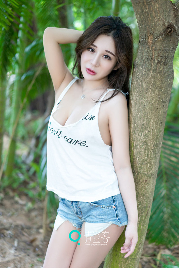 点击大图看下一张：清纯美女陈嘉瑶Yomi最新户外写真简单T恤穿出女神范