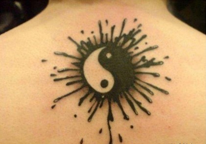 点击大图看下一张：阴阳八卦背部纹身