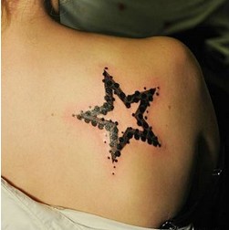 点击大图看下一张：小巧星星肩部纹身