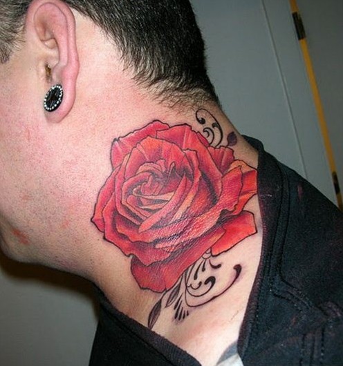 点击大图看下一张：炫彩玫瑰颈部纹身