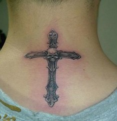 点击大图看下一张：十字架个性颈部纹身