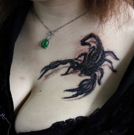 点击大图看下一张：前卫天蝎胸部纹身