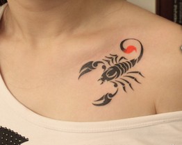 点击大图看下一张：图腾毒蝎胸部纹身