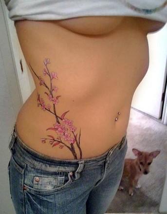 点击大图看下一张：优雅花藤腹部纹身