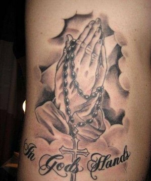 点击大图看下一张：祈祷之手手臂纹身