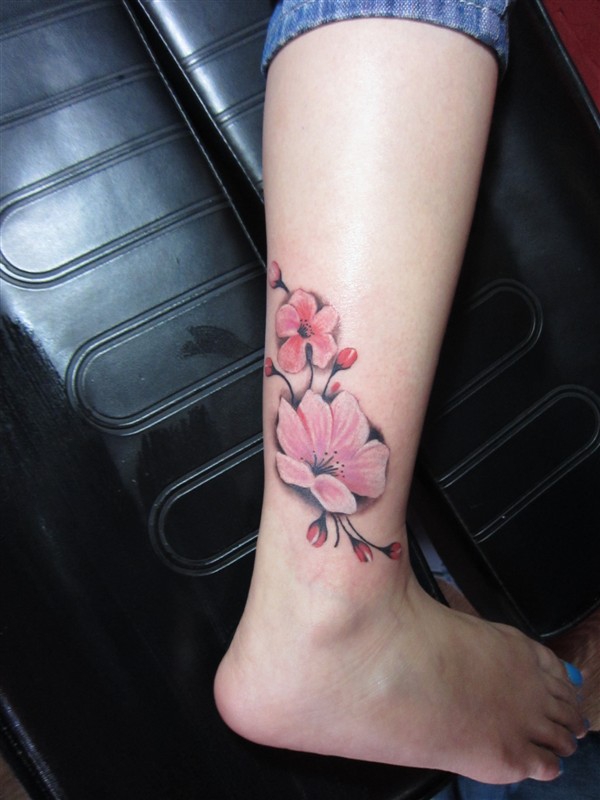 点击大图看下一张：腿部艺术花语纹身