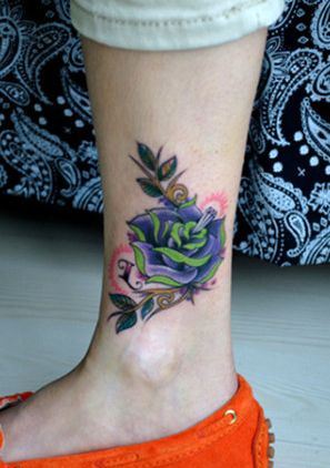 点击大图看下一张：艺术玫瑰腿部纹身