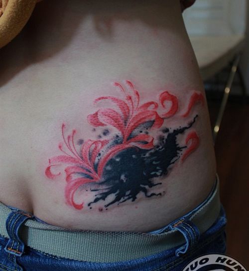 点击大图看下一张：艺术花语臀部纹身