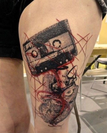 点击大图看下一张：抽象艺术腿部纹身