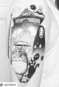 纹身卡通 男生大臂上黑色的龙猫纹身图片