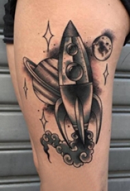 纹身大腿男  男生大腿上星球和火箭纹身图片