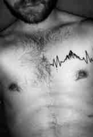 纹身胸部男 男生胸部黑色的山脉纹身图片