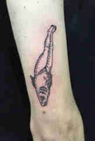 人鱼纹身 男生手臂上黑色的人鱼纹身图片