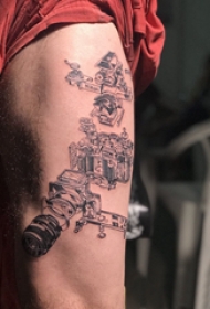 纹身大腿男 男生大腿上黑色的机械纹身图片