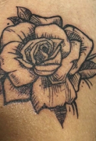 纹身点刺技巧 男生小腿上黑色的玫瑰纹身图片