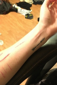 欧美手腕纹身 女生手腕上黑色的箭矢纹身图片