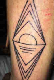 几何元素纹身 男生小腿上简单的几何纹身图片