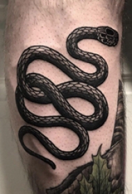 欧美小腿纹身 男生小腿上黑色的蛇纹身图片
