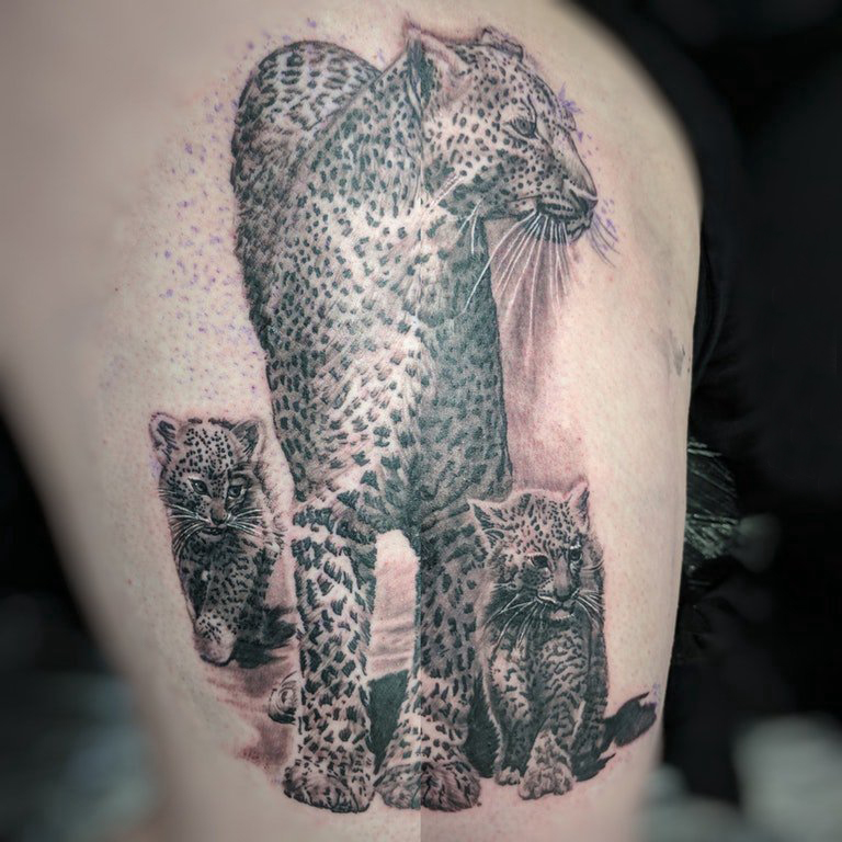 点击大图看下一张：百乐动物纹身 女生大腿上黑色的豹子纹身图片