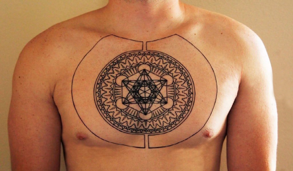 点击大图看下一张：几何元素纹身 男生胸部黑色的几何纹身图片