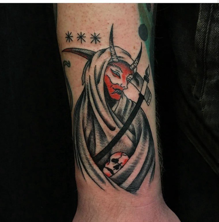 点击大图看下一张：死神镰刀纹身图案 男生手臂上彩色的死神镰刀纹身图片