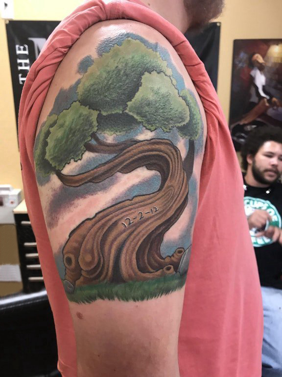 点击大图看下一张：松树花臂纹身 男生大臂上彩色的大树纹身图片