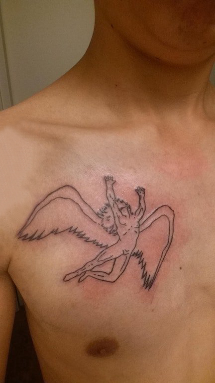 点击大图看下一张：纹身守护天使 男生胸部黑色的天使纹身图片