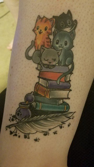 点击大图看下一张：纹身书籍 男生手臂上猫咪和书籍纹身图片