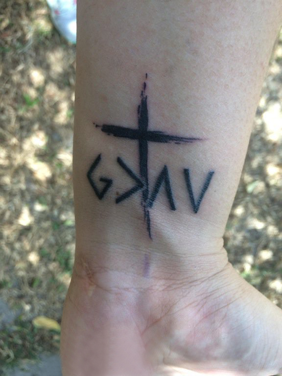 点击大图看下一张：纹身小十字架 男生手腕上简单十字架纹身图片