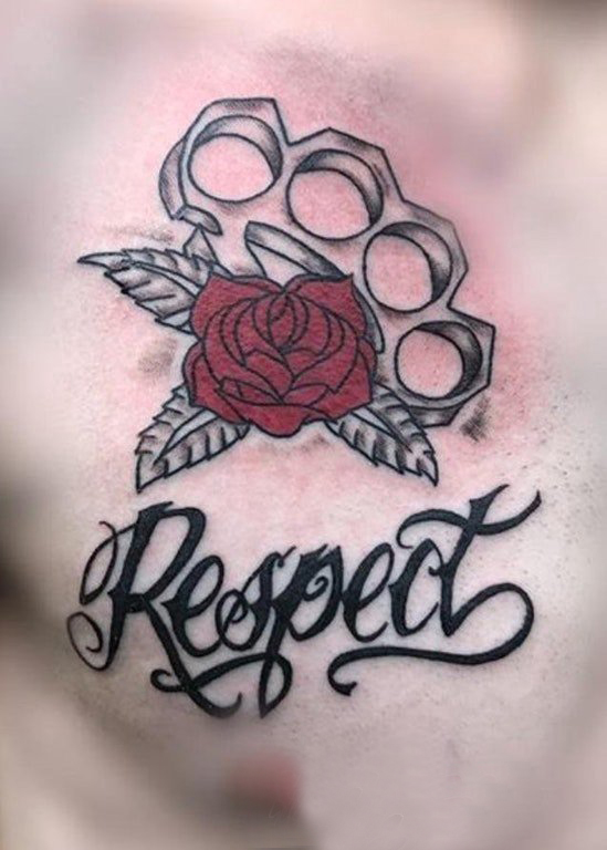 点击大图看下一张：纹身胸部男 男生胸部英文和玫瑰纹身图片