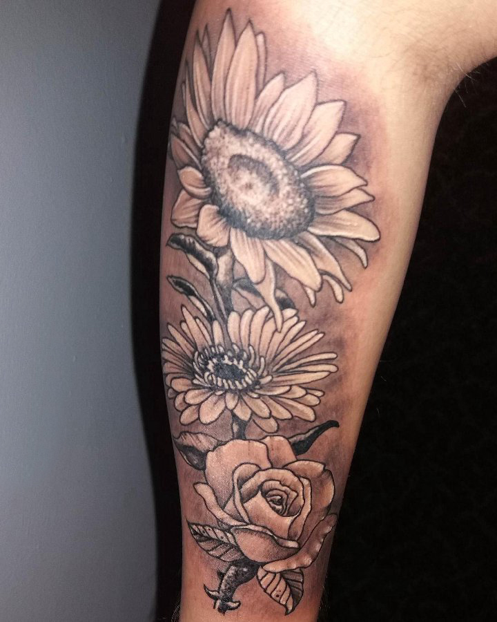 点击大图看下一张：向日葵纹身图片 男生手臂上黑色的花朵纹身图片