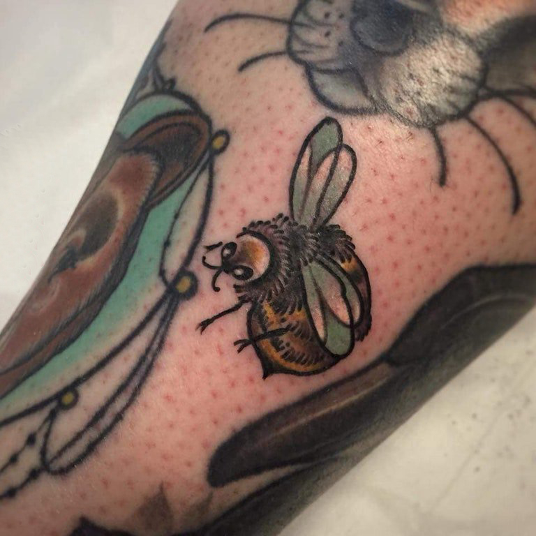 点击大图看下一张：小动物纹身 男生小腿上彩色的小蜜蜂纹身图片