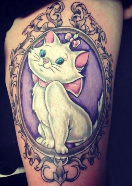 点击大图看下一张：小动物纹身 女生大腿上彩色的猫咪纹身图片