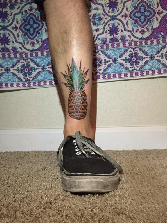 点击大图看下一张：小清新植物纹身 男生小腿上彩色的菠萝纹身图片