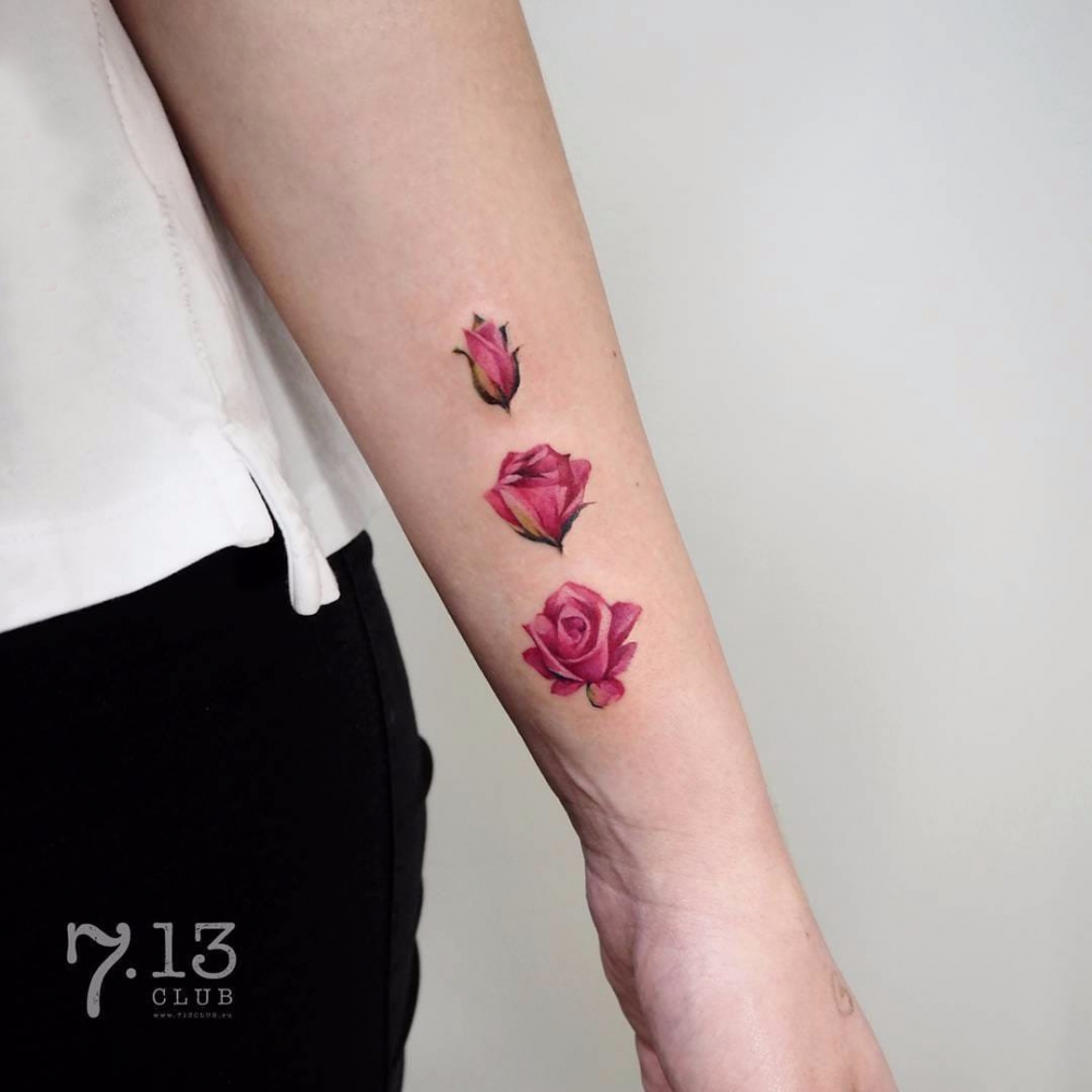 点击大图看下一张：小清新植物纹身 女生手臂上彩色的玫瑰纹身图片